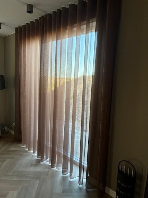 Inbetween, Ophalen, Bruin, 200 cm of meer, Nieuw