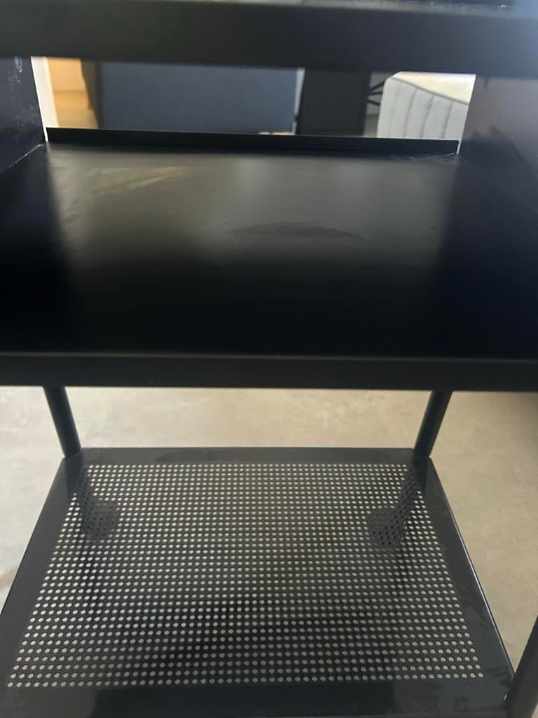 Zwart nachtkastje op wieltjes, Huis en Inrichting, Gebruikt, Minder dan 45 cm, Metaal of Aluminium, Ophalen of Verzenden