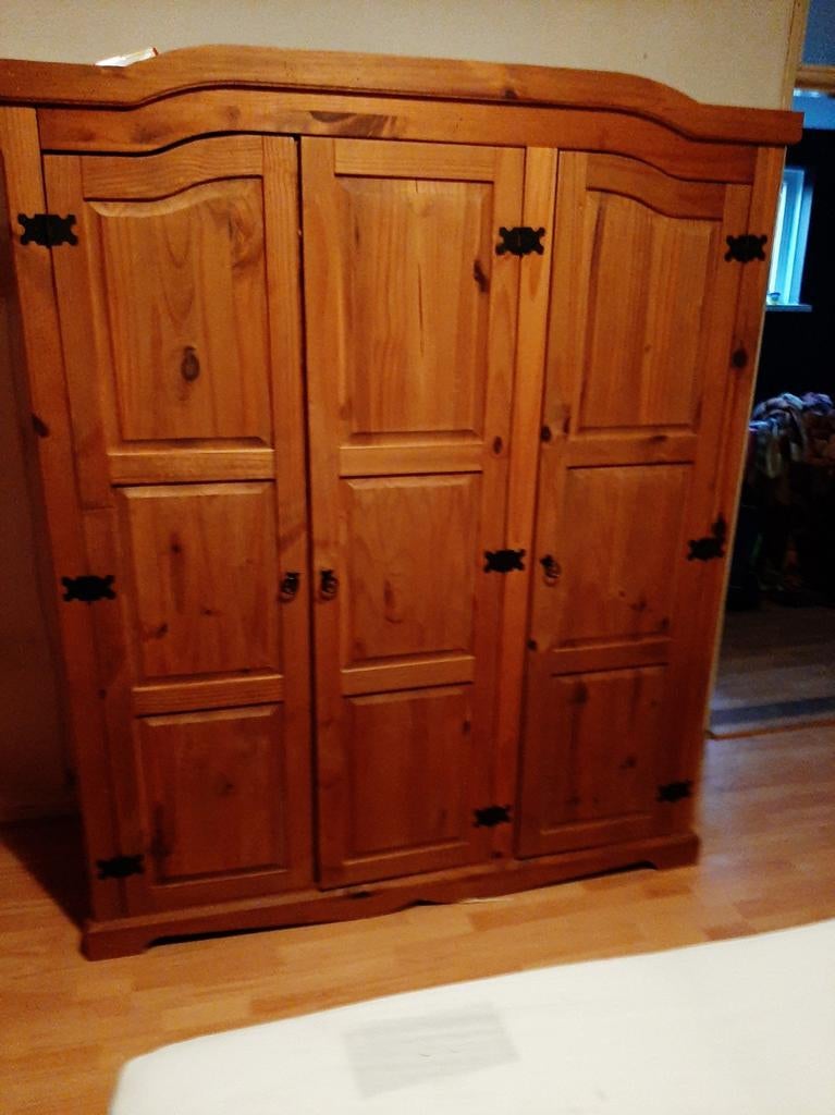 Massief grenen kledingkast met 3 deuren, Met deur(en), Gebruikt, 100 tot 150 cm, Ophalen of Verzenden