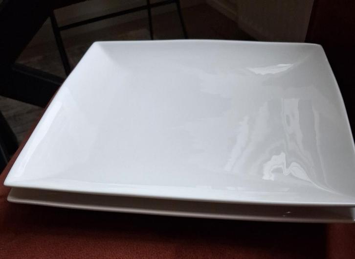 2 grote borden Yong Squito vierkant e.a., Huis en Inrichting, Keuken | Servies, Zo goed als nieuw, Bord(en), Overige stijlen, Porselein