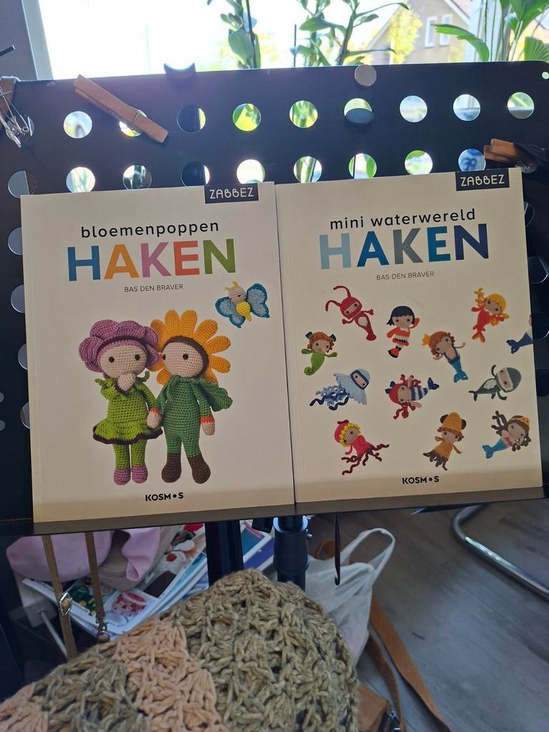 Bloemen poppen haken en mini water wereld haken, Ophalen of Verzenden, Zo goed als nieuw, Haken, Patroon of Boek
