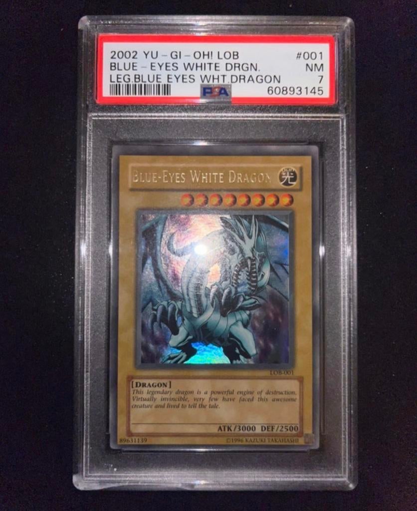 Blue-Eyes White Dragon LOB-001 (2002) PSA 7, Hobby en Vrije tijd, Verzamelkaartspellen | Yu-gi-Oh!, Ophalen of Verzenden, Zo goed als nieuw