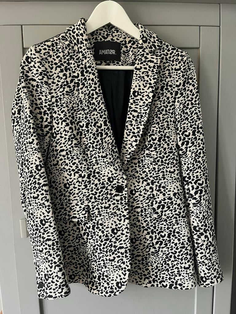 Mooie Amator Stine colbert met dierenprint - Maat XS, Zwart, Ophalen of Verzenden, Zo goed als nieuw, Jasje