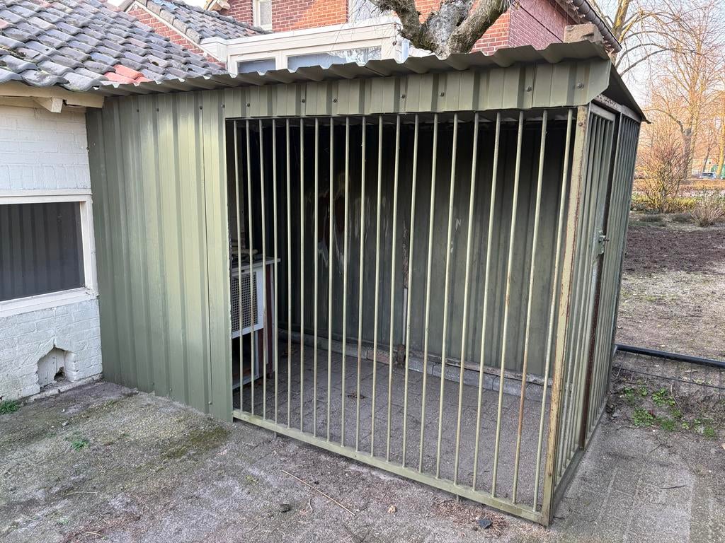 Oud hondenhok/ kennel, Dieren en Toebehoren, Hondenbenches, Gebruikt, Ophalen