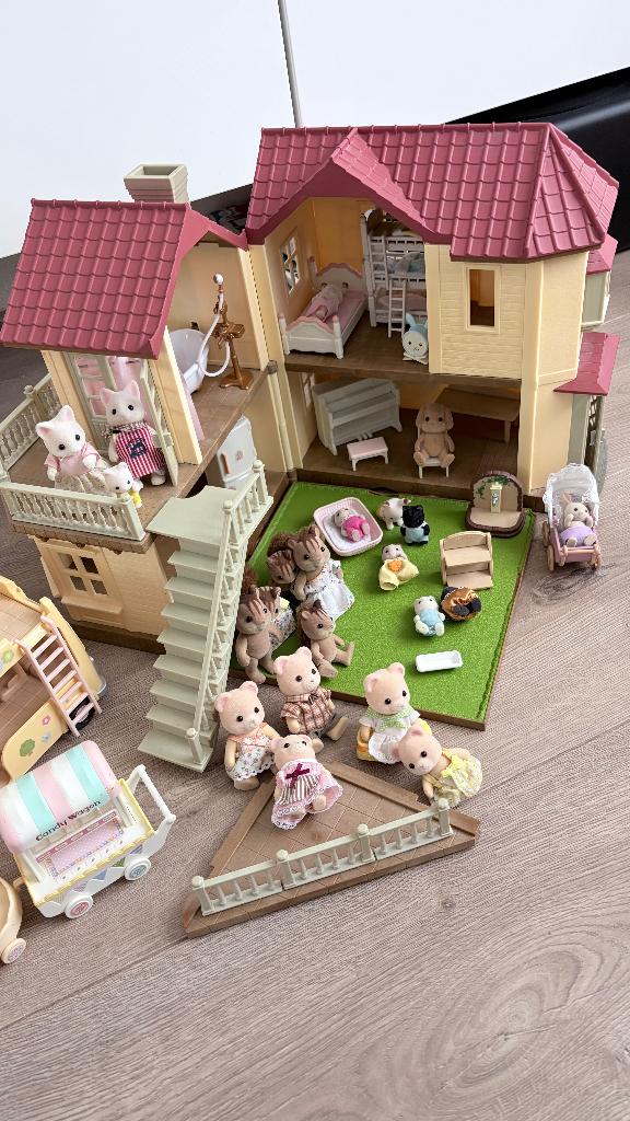 Sylvanian Family Groot Huis met Familie en Inrichting, Kinderen en Baby's, Speelgoed | Poppenhuizen, Ophalen of Verzenden, Zo goed als nieuw