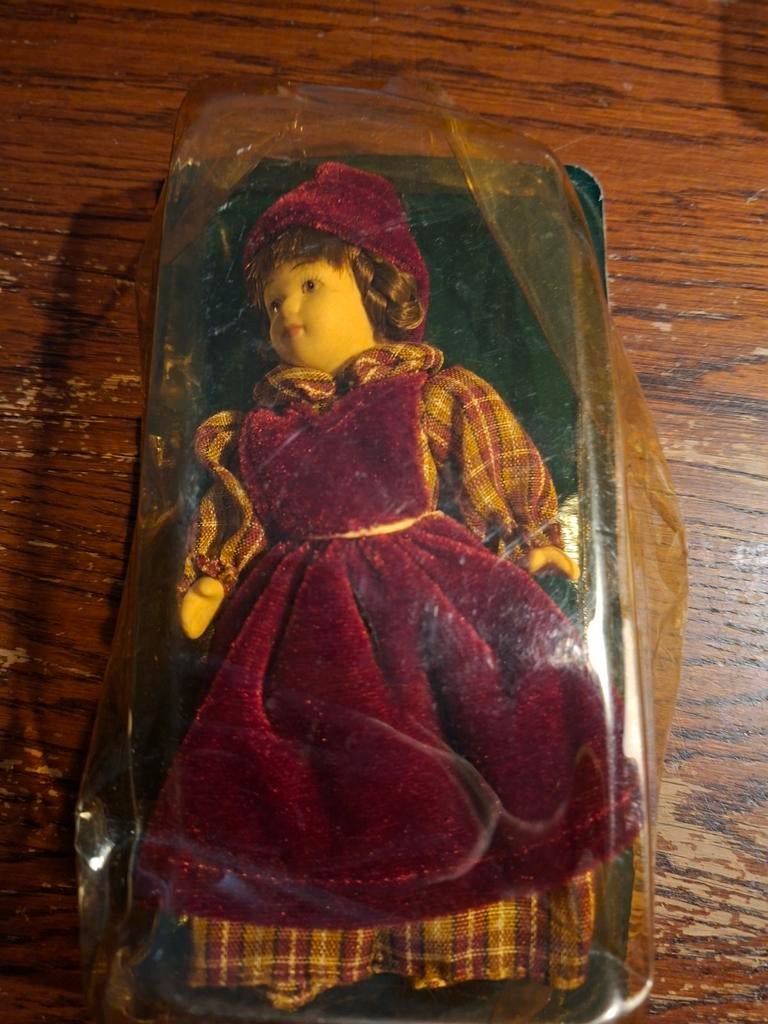 Porseleinen pop met rode jurk en rode hoed, Ophalen of Verzenden, Zo goed als nieuw, Poppenhuis