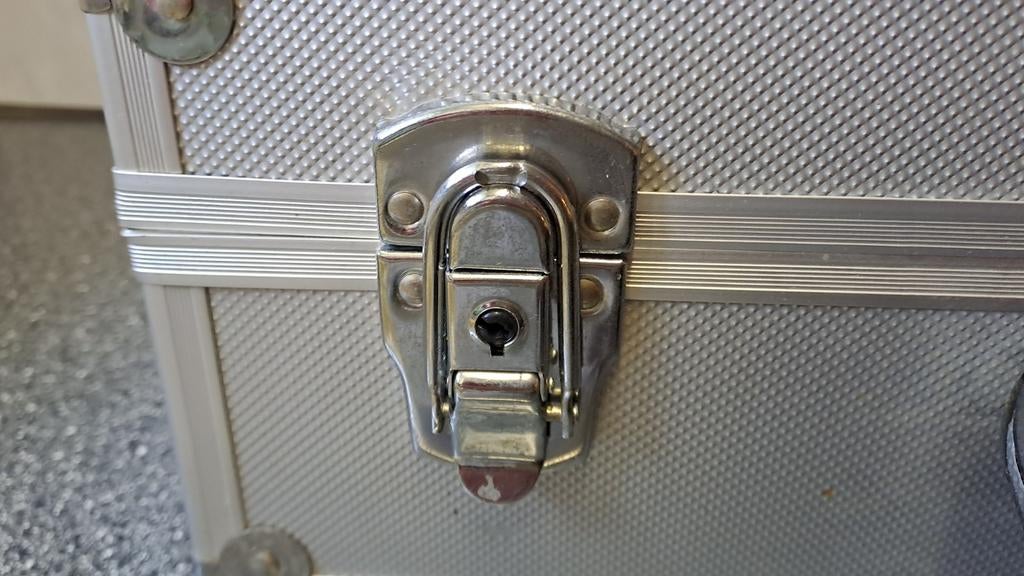 Zilverkleurige aluminium koffer, Sieraden, Tassen en Uiterlijk, Koffers, Gebruikt, Onbekend, Minder dan 50 cm, Ophalen of Verzenden