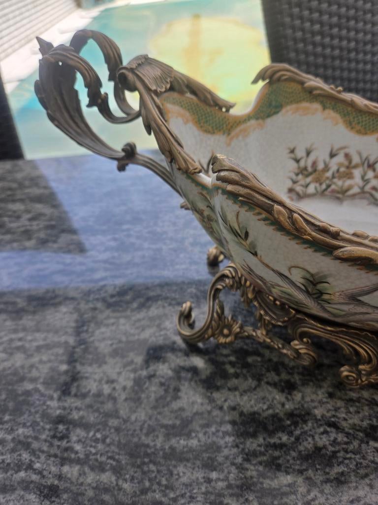 Antieke schaal met engelen en zwaan, Ophalen