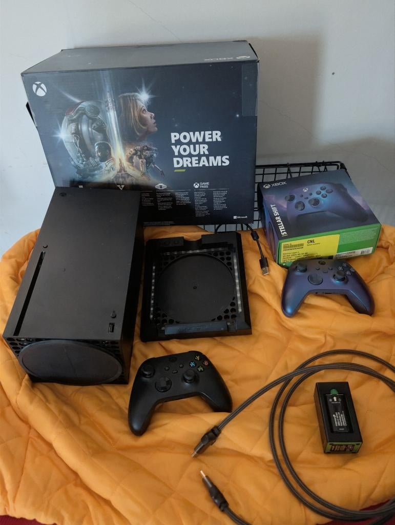 Xbox Series X met controller en accessoires, Ophalen of Verzenden, Zo goed als nieuw