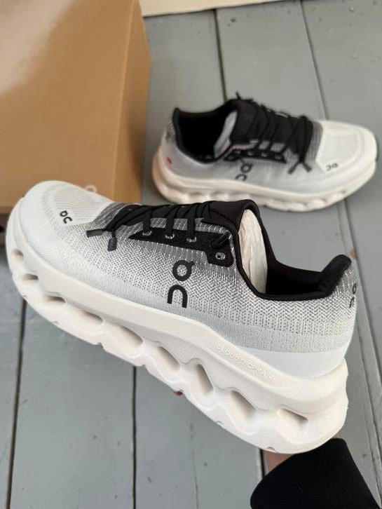 Oncloud cloudtilt maat 41, Nieuw, Ophalen of Verzenden, Wit, Sportschoenen