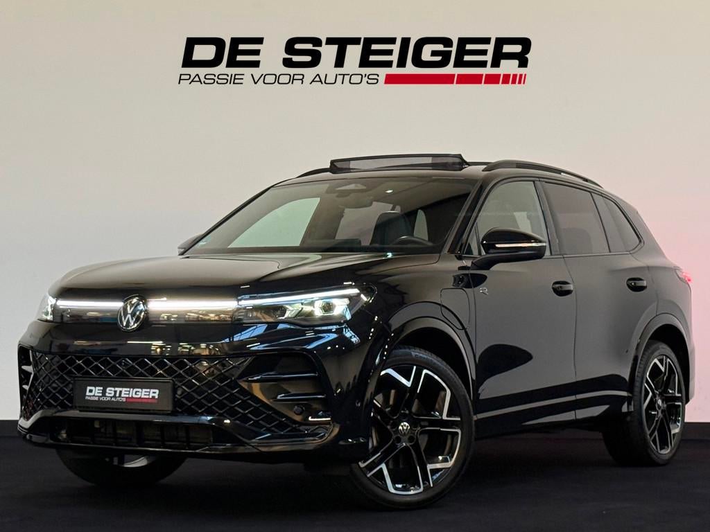 Volkswagen Tiguan 1.5 eHybrid R-Line Black Style 272 PK Pano, Auto's, Volkswagen, Zwart, Leder en Stof, Zwart, Hybride Elektrisch/Benzine
