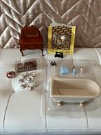 Poppenhuis meubels en toebehoren servies bad lamp tafel, Ophalen, Zo goed als nieuw, Poppenhuis