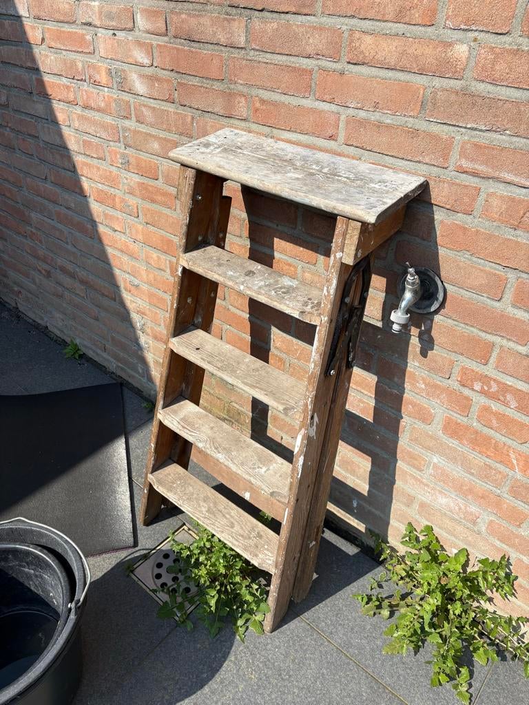Oude houten trapje, Ophalen
