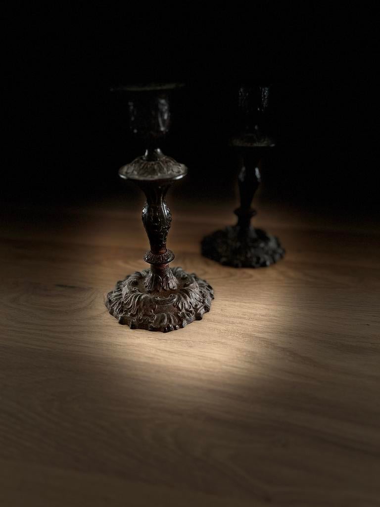 2 Bronskleurige Klassieke Gietijzeren Kandelaars, Ophalen of Verzenden, Koper of Brons