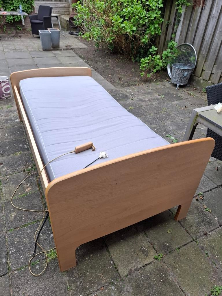 Gratis eenpersoonsbed met verstelbare lattenbodem, Huis en Inrichting, Slaapkamer | Bedden, 90 cm, Eenpersoons, Bruin, Ophalen of Verzenden