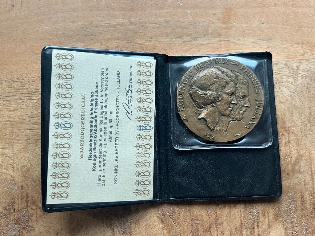 Herdenkingspenning Inhuldiging Koningin Beatrix, Ophalen of Verzenden, Kaart, Foto of Prent