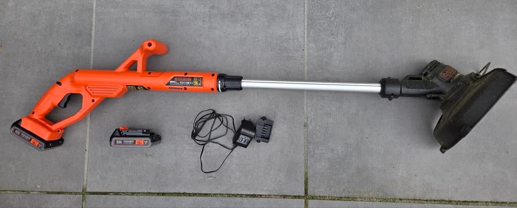 Black + Decker grastrimmer ST182320 met 2 accu's en lader, Ophalen, Zo goed als nieuw, Accu, Black + Decker