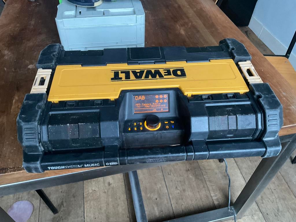 Dewalt dab radio en oplader, Audio, Tv en Foto, Radio's, Ophalen of Verzenden, Zo goed als nieuw