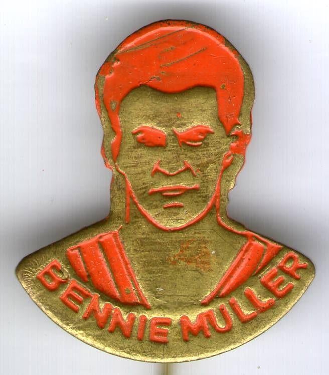 Bennie Muller oranje op koper voetbal speldjes( S_135 ), Verzenden, Zo goed als nieuw, Figuurtje, Speldje of Pin