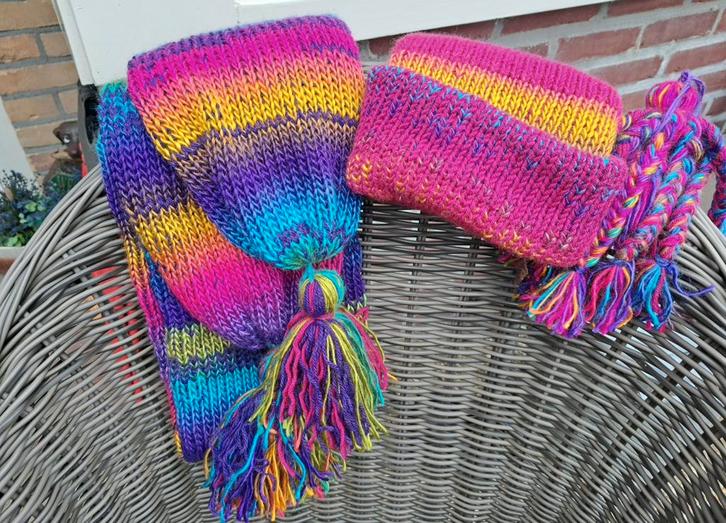 UNIEK! Nieuwe gebreide muts en sjaal met afneembare vlechten, Kleding | Dames, Mutsen, Sjaals en Handschoenen, Nieuw, Muts, Ophalen of Verzenden