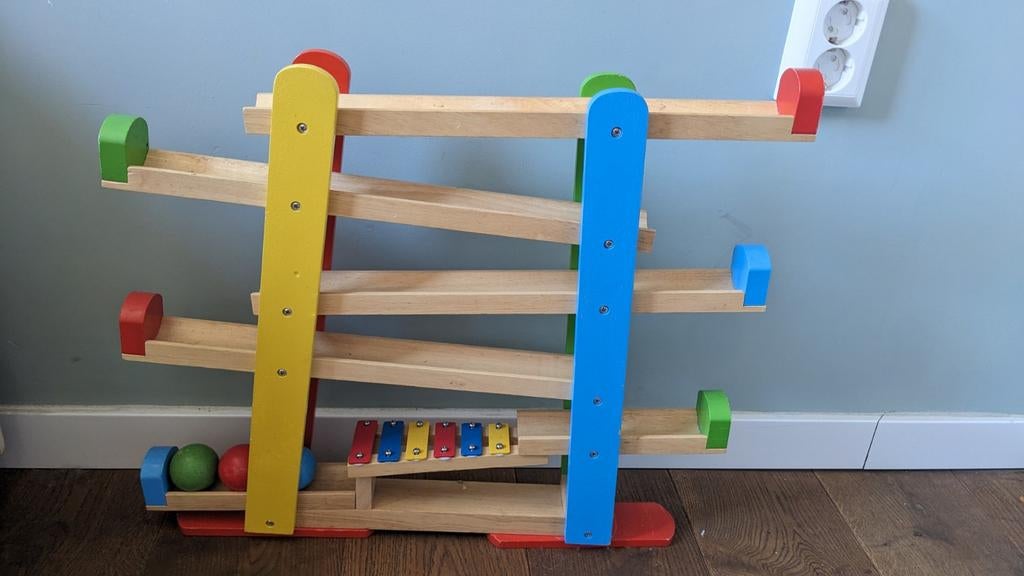 Houten knikkerbaan met xylofoon, Ophalen