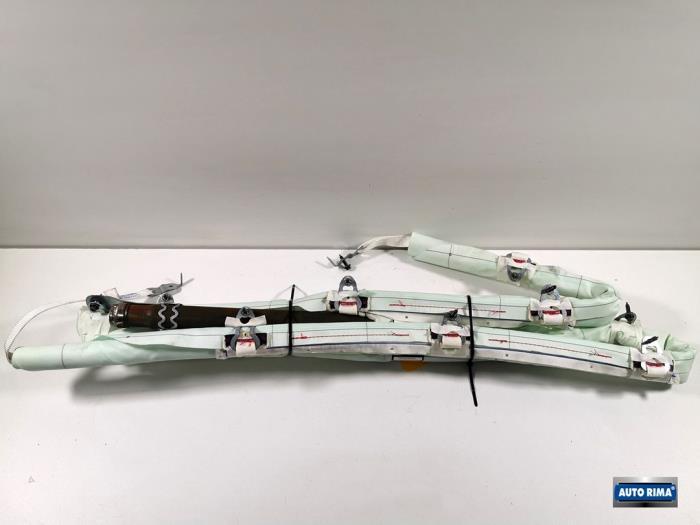 Airbag hemel links van een Volvo XC90