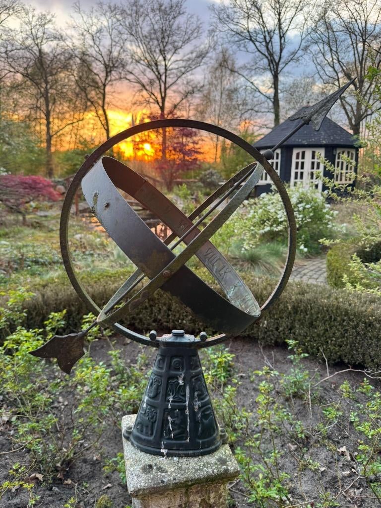 Klassieke zonnewijzer (armillarium) op sokkel – tuinornament, Tuin en Terras, Tuinbeelden, Ophalen, Gebruikt, Metaal