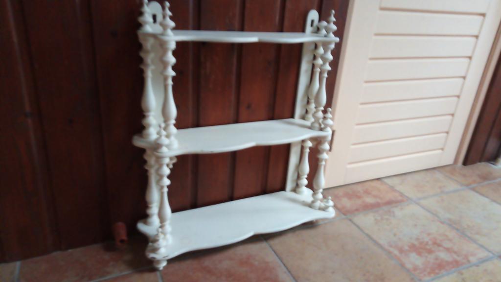 Wit houten wandrekje met 3 planken, Antiek en Kunst, Antiek | Woonaccessoires, Ophalen of Verzenden