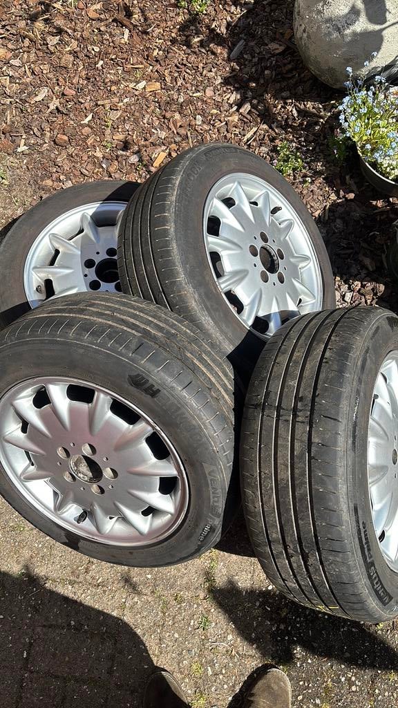 4x Mercedes E klasse jaar 2000 velgen met zomerbanden, Ophalen, 16 inch, Banden en Velgen, Personenwagen