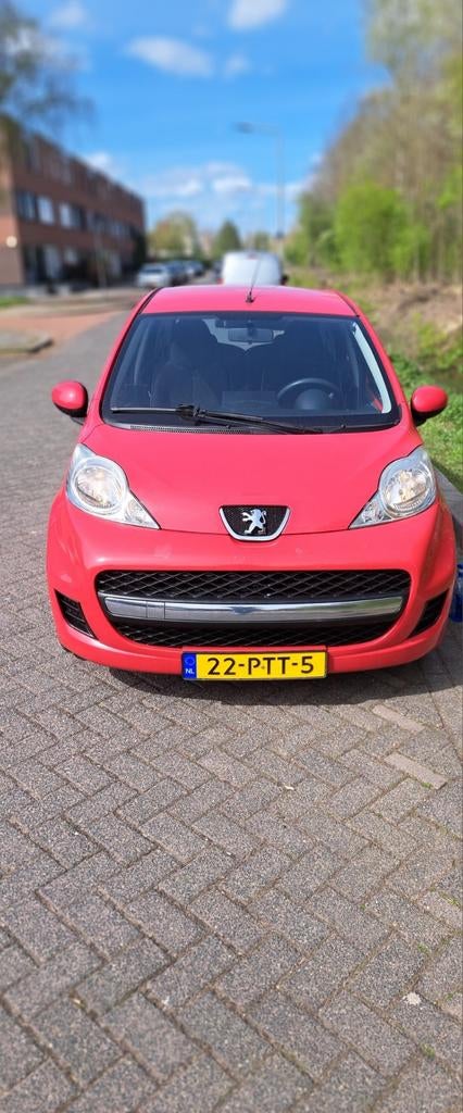 Peugeot 107 1.0 12V 5DR 2011 Rood, Auto's, Peugeot, Voorwielaandrijving, Stof, Zwart, 4 stoelen