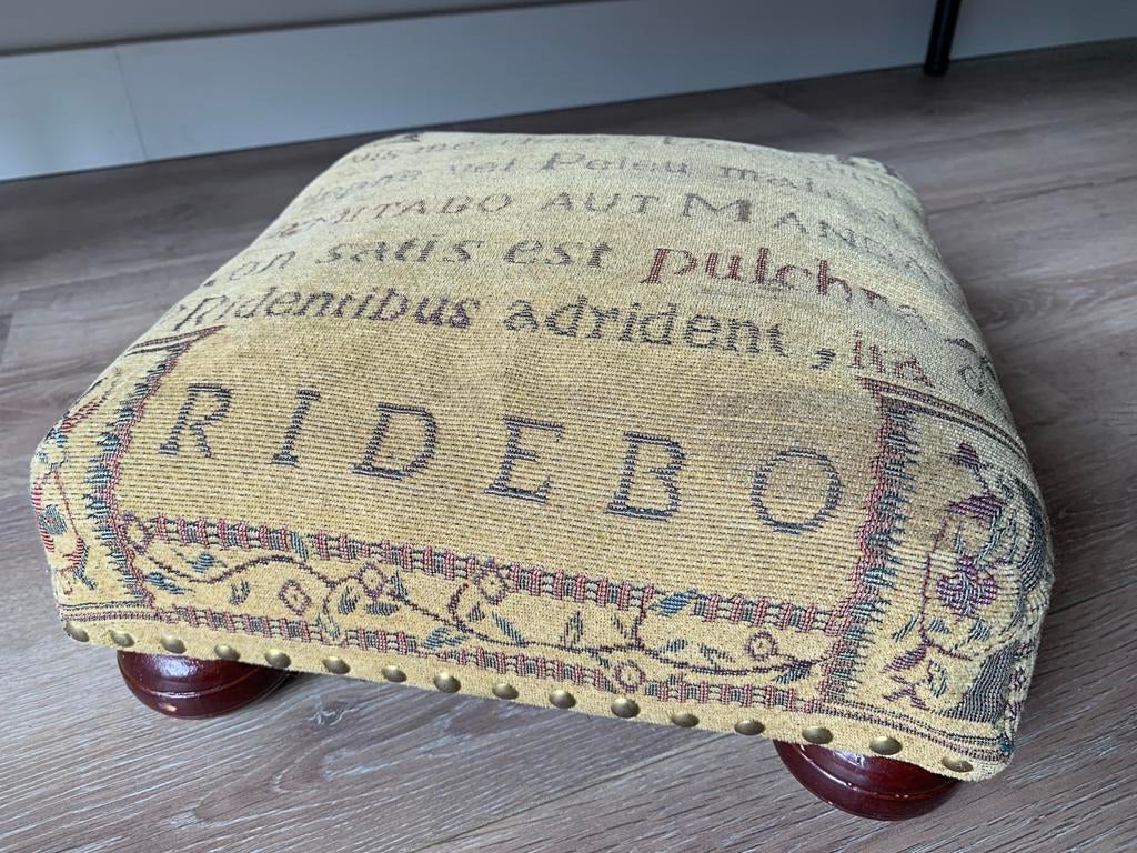 Vintage Decoratieve Poef met Houten Poten en Tapijtstof, Huis en Inrichting, Banken | Voetenbanken en Poefen, Minder dan 50 cm