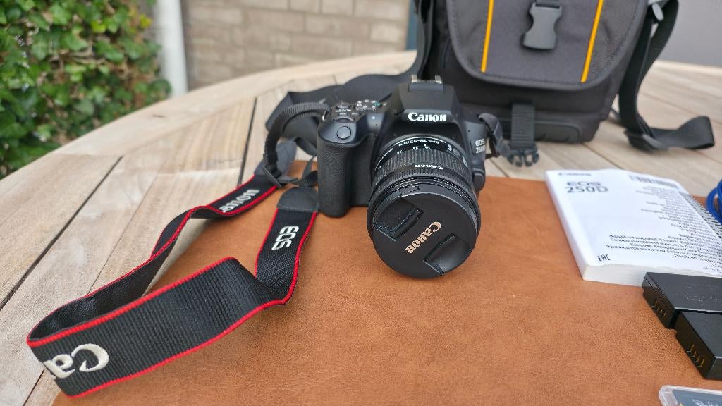 Canon EOS 250D Complete Set – Lens + 2 accu’s, z.g.a.n., Ophalen of Verzenden, Zo goed als nieuw