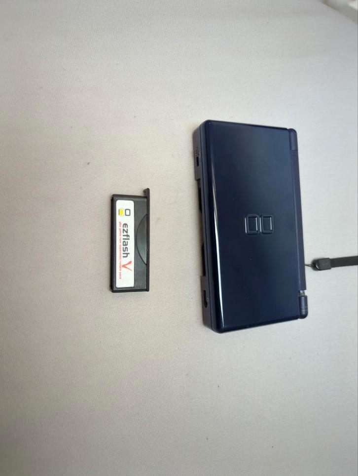 Donkerblauwe Nintendo DS Lite met EZFlash, Spelcomputers en Games, Spelcomputers | Nintendo DS, Gebruikt, DS Lite, Blauw, Met games