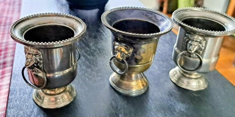 Drie verzilverde bekers met leeuwenkoppen, Antiek en Kunst, Antiek | Goud en Zilver, Ophalen, Zilver