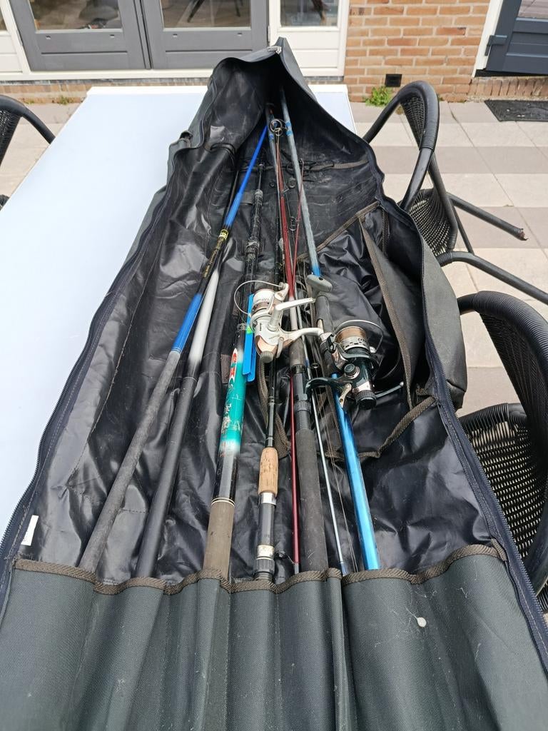 Hengel tas met diverse hengels en molens, Ophalen, Gebruikt, Koffer of Tas