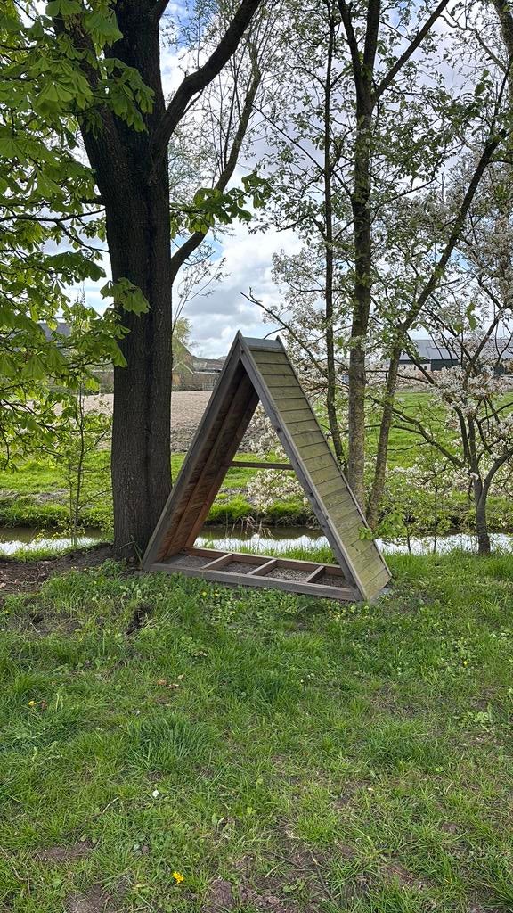 Houtopslag driehoekvorm met ijzeren kop, Tuin en Terras, Ophalen of Verzenden