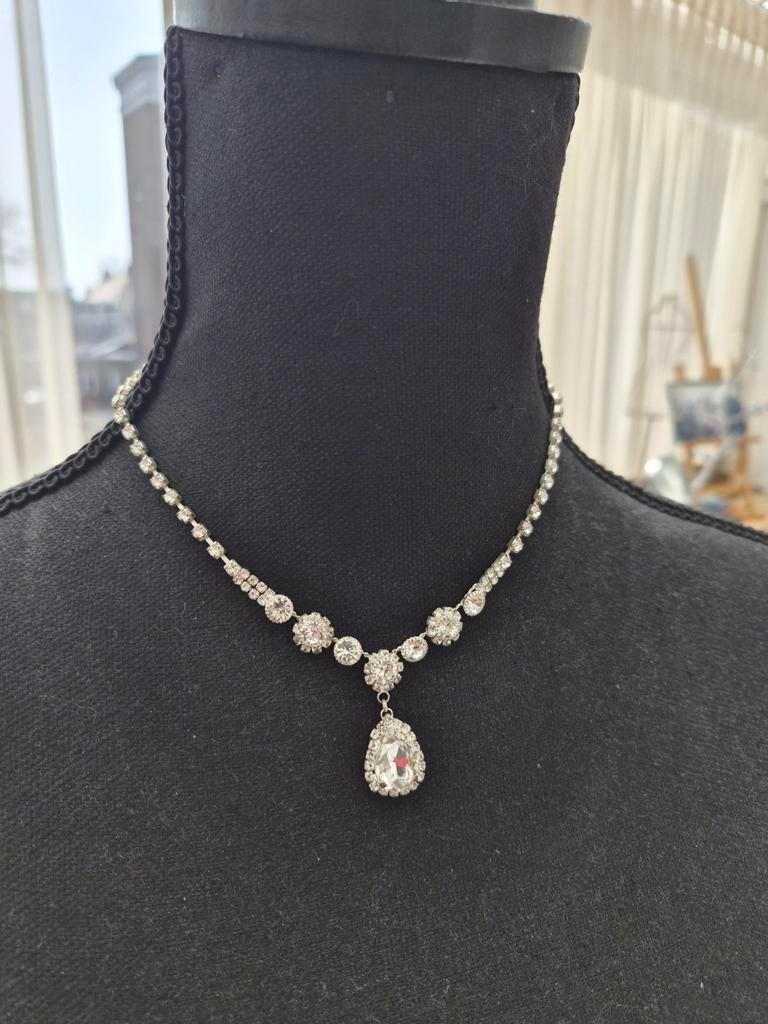 Zilverkleurige ketting met strass en hanger, Overige materialen, Nieuw, Ophalen of Verzenden, Zilver