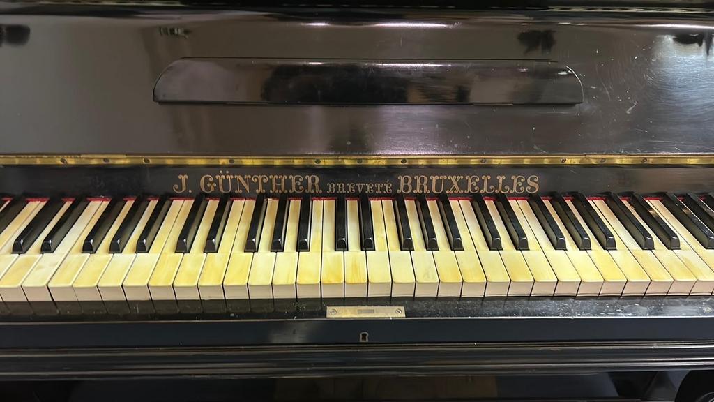 Antieke piano J. Günther Breveté Bruxelles, Muziek en Instrumenten, Piano's, Ophalen, Gebruikt, Zwart, Piano