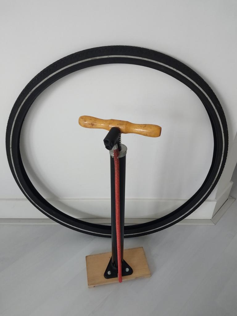 manual bicycle floor pump with a wooden handle, Bicycle tire, Ophalen of Verzenden