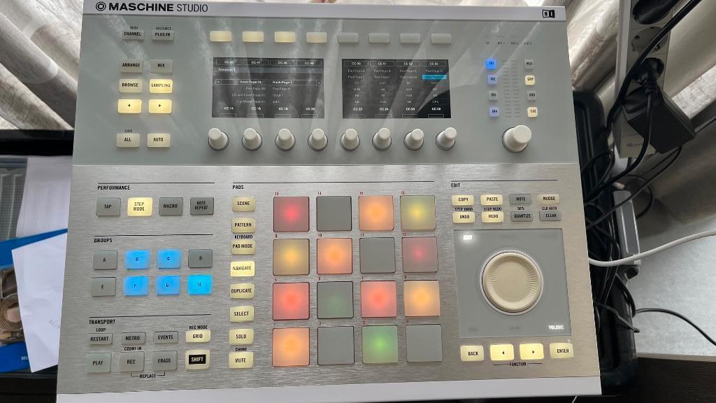 Maschine Studio van Native Instruments, Muziek en Instrumenten, Midi-apparatuur, Zo goed als nieuw, Ophalen of Verzenden