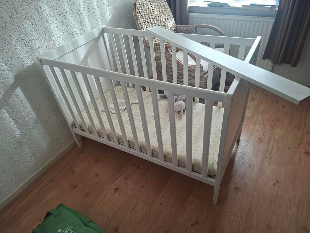 Baby bed. Groter te maken tot peuterbed., Kinderen en Baby's, Boxen, Ophalen, Gebruikt, Rechthoekig, In hoogte verstelbaar