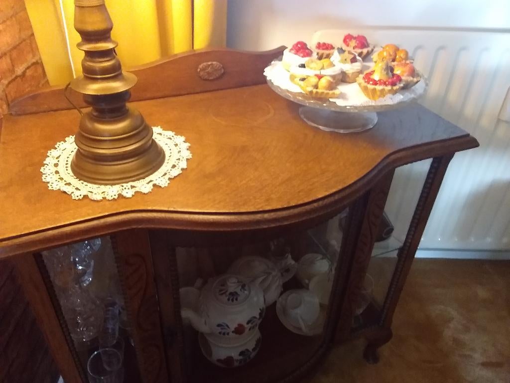 Mooi antiek theekastje, Ophalen