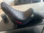 Saddlemen SDC motorzadel met grip & rode stiksels, Motoren, Ophalen of Verzenden, Gebruikt
