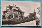 Ansichtkaart Wemeldinge: Ned. Herv. Kerk met Pastorie, Ophalen of Verzenden, 1940 tot 1960, Ongelopen, Zeeland