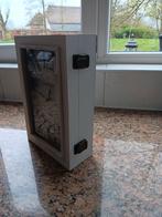 zgan mooi wit kastje met klokje, kan zowel staan als hangen, Huis en Inrichting, Woonaccessoires | Klokken, Ophalen, Zo goed als nieuw