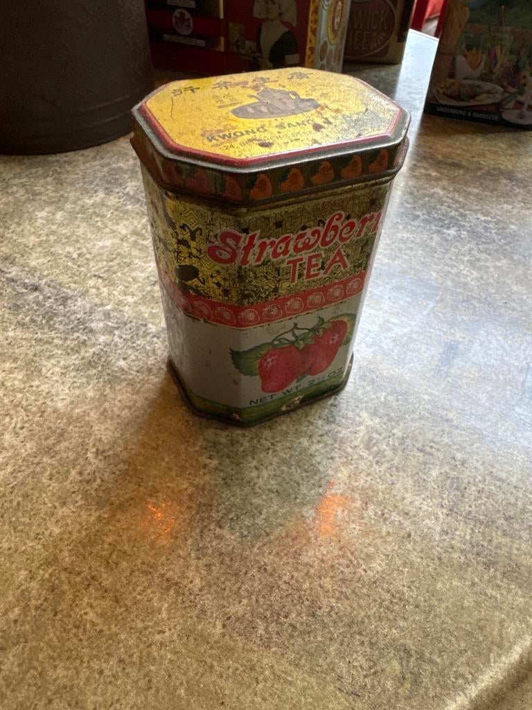Vintage Kwong Sang Strawberry Tea blik, Verzamelen, Blikken, Ophalen of Verzenden, Gebruikt, Thee, Overige merken