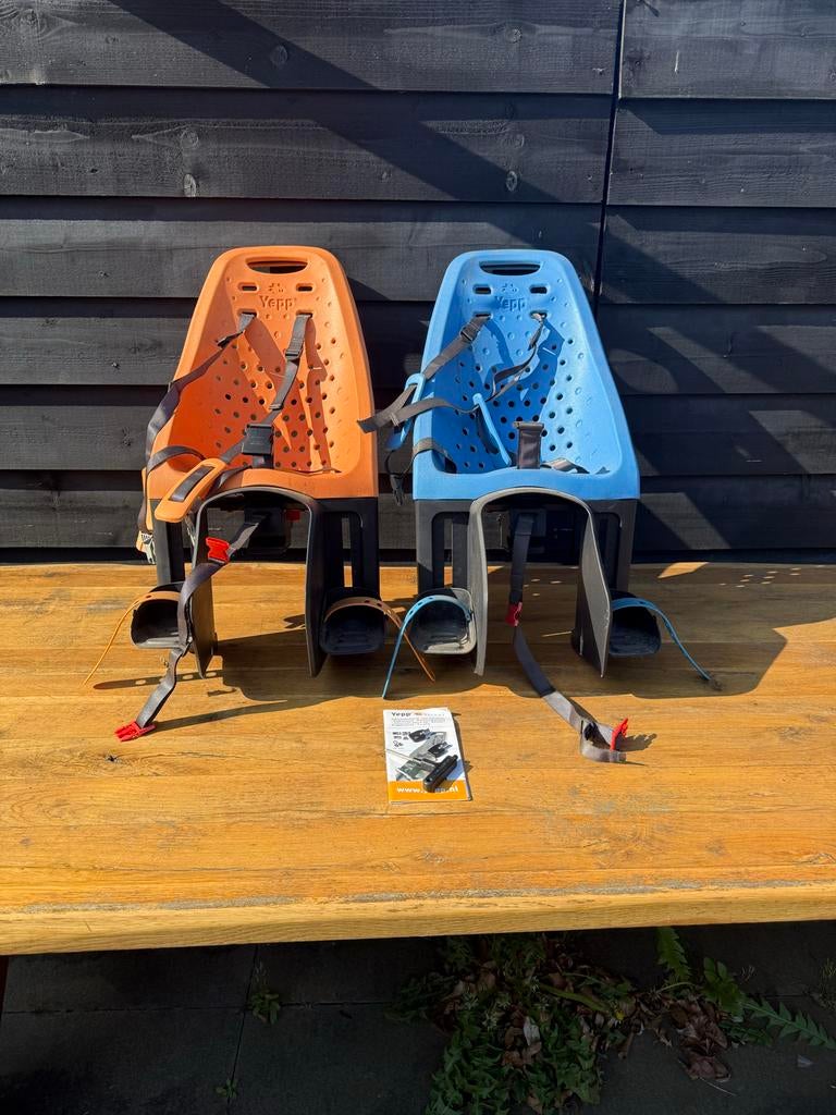 2 Thule Yepp Maxi Fietsstoeltjes Achter - Oranje & Blauw, Fietsen en Brommers, Fietsaccessoires | Fietsstoeltjes, Achterzitje