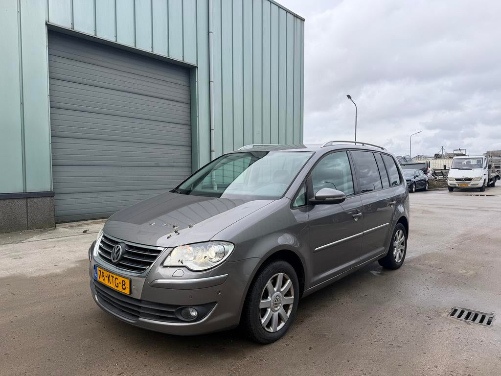Volkswagen Touran 1.4 TSI 125KW DSG 2010 Grijs, 1487 kg, 4 cilinders, Navigatiesysteem, 170 pk