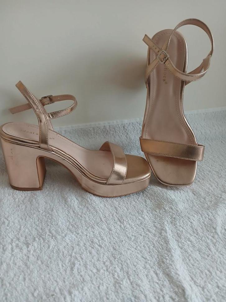 Sandalen (rosegoud), Kleding | Dames, Schoenen, Zo goed als nieuw, Sandalen of Muiltjes, Ophalen of Verzenden