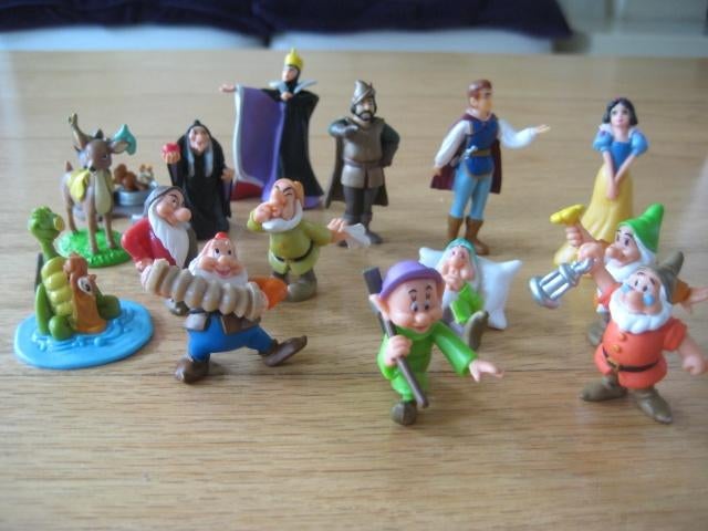 Sneeuwwitje + 7 dwergen hele serie 15 stuks taartversiering, Verzamelen, Poppetjes en Figuurtjes, Ophalen of Verzenden, Zo goed als nieuw